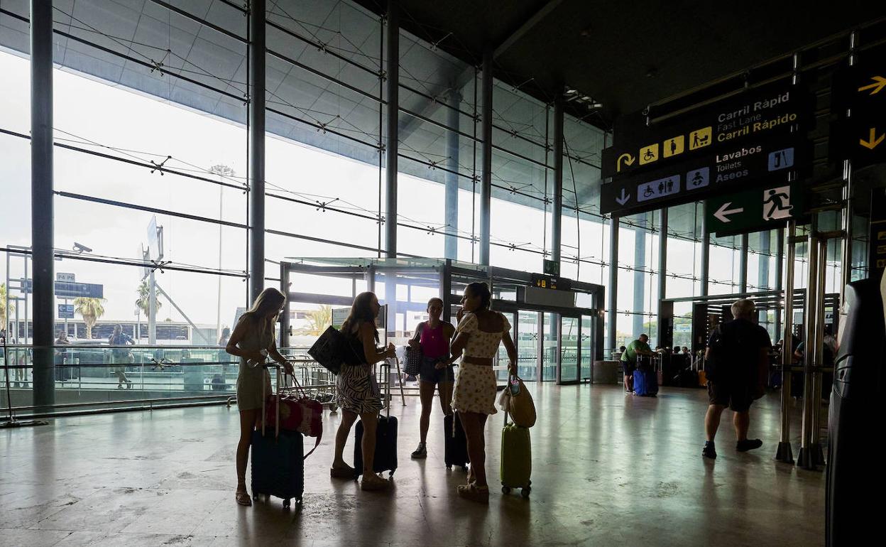 Lluvias En Valencia Diez Vuelos Desviados Y 28 Cancelados En El Aeropuerto De Manises Por Las 6682